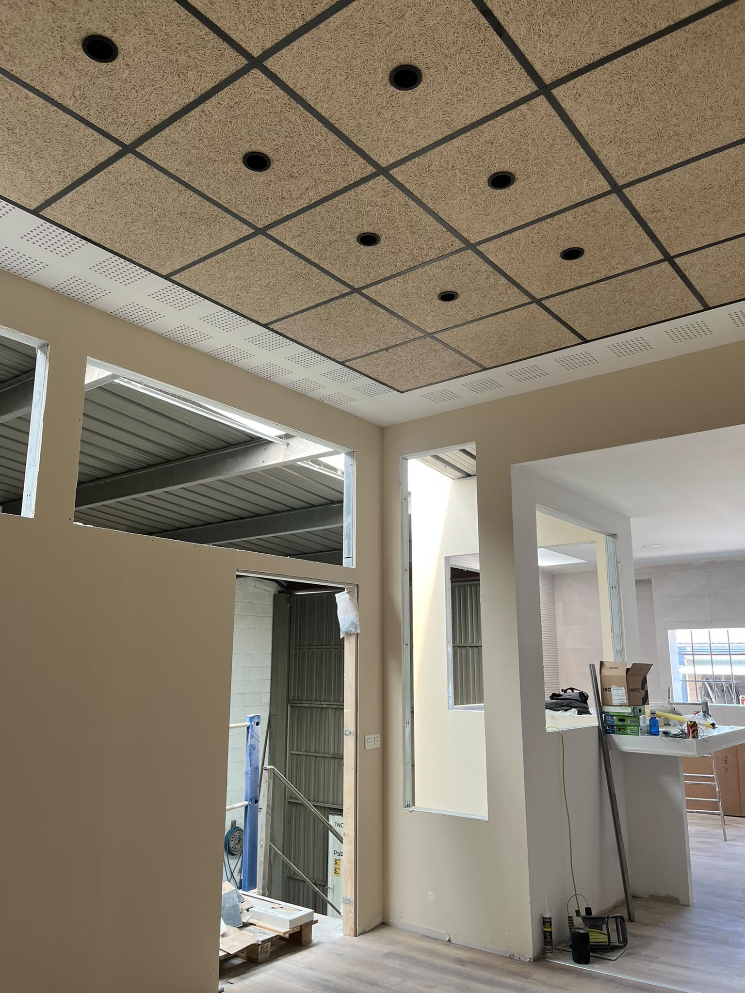 Distribución interior con tabiques y techo registrable en una obra facilitada por un colaborador