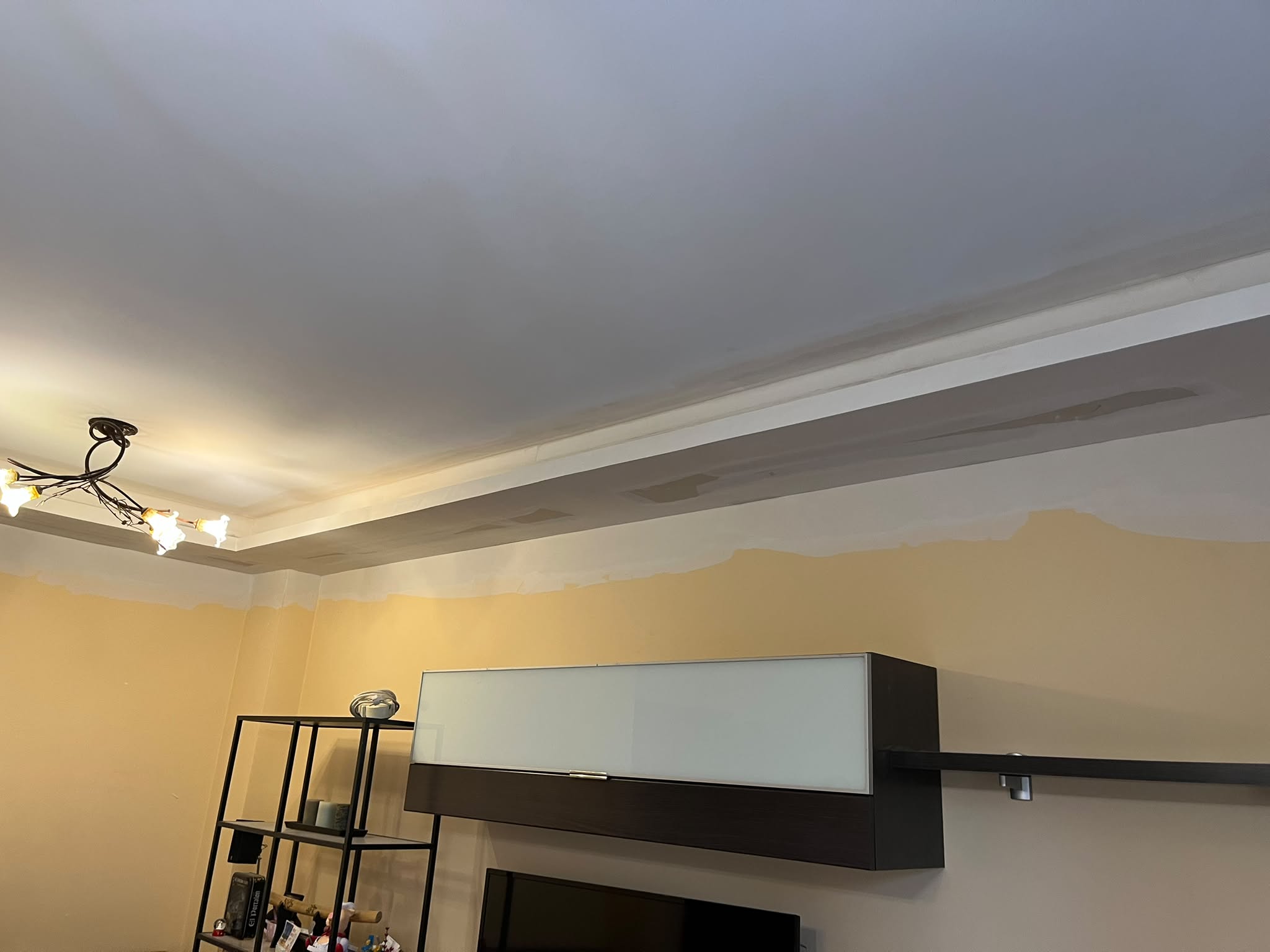 Falso techo decorativo de vivienda con canal perimetral para iluminación
